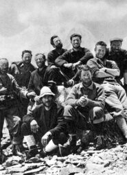 Les membres de l'expédition de 1958 dans le Gasherbrum IV. Fosco Maraini est le premier debout penché à droite.
