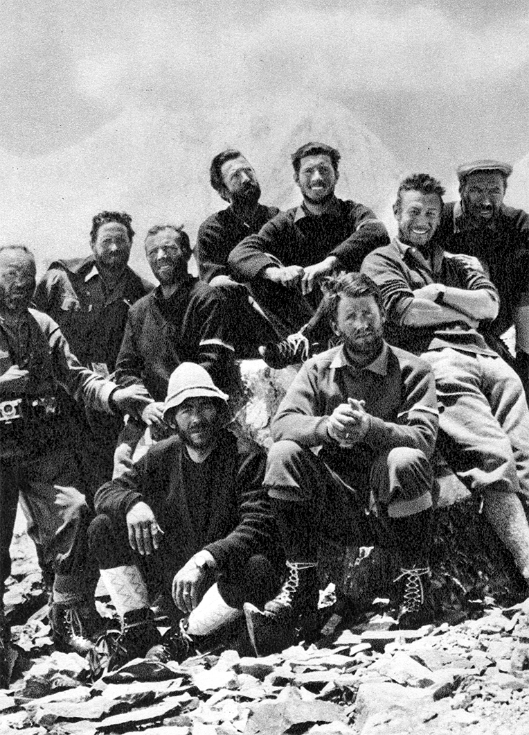 Les membres de l'expédition de 1958 dans le Gasherbrum IV. Fosco Maraini est le premier debout penché à droite.