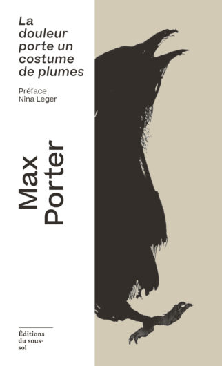 Couverture La douleur porte un masque de plumes
